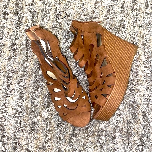 Hot Tomato Brown Wedges - 9 - Picture 2 of 4